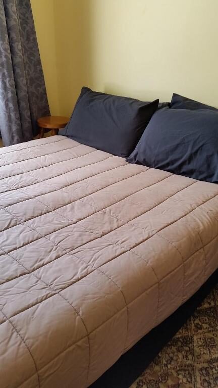 Guest room at Empire Hotel Backpackers in Oamaru, photo 2