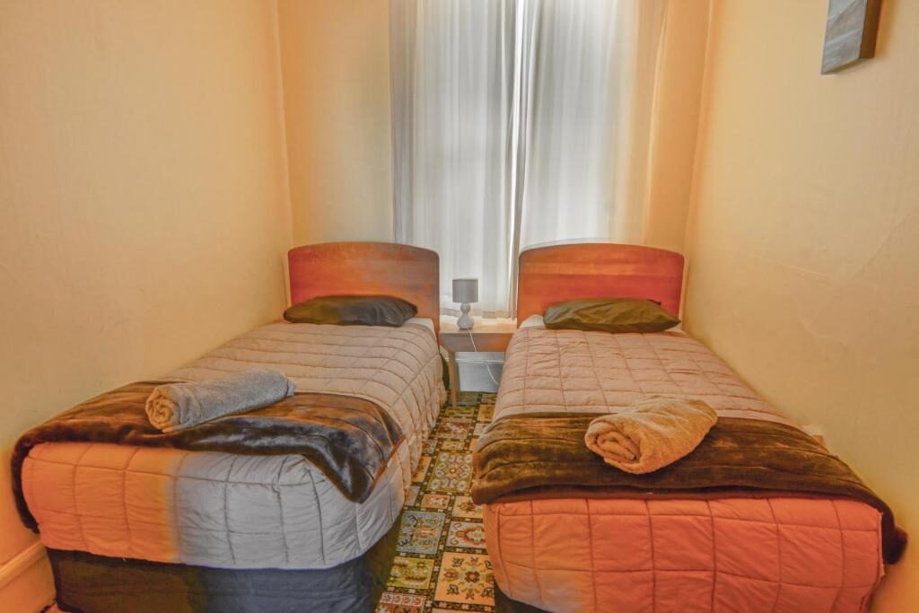 Guest room at Empire Hotel Backpackers in Oamaru, photo 1